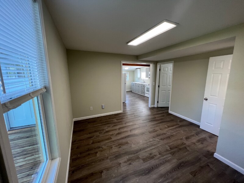 Building Photo - 1153 W Hendrickson Rd