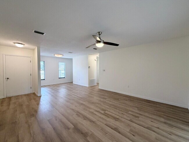 Building Photo - Available Now | Move-In Ready Rental in SE Ocala/Silversprings Shores