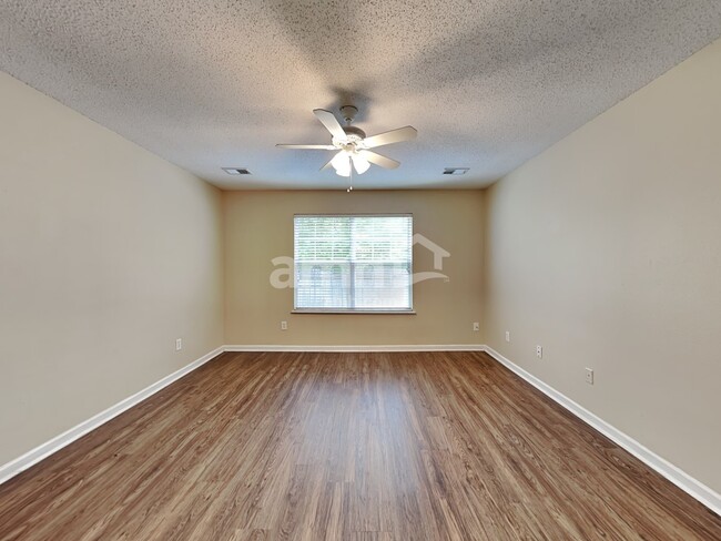 Building Photo - 515 Kingsman Ln