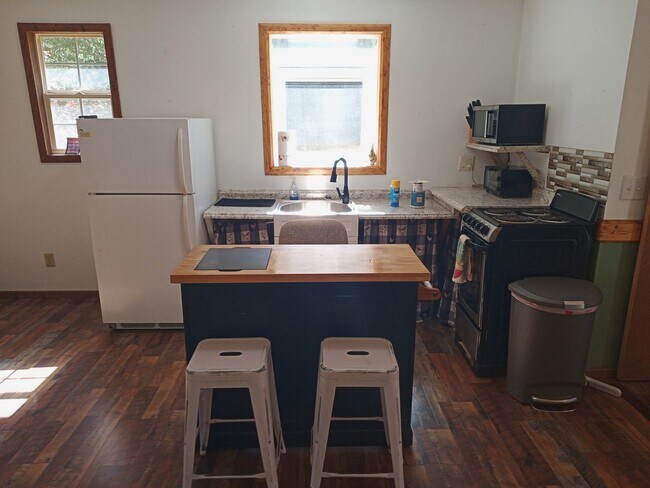 Building Photo - Beautiful One Bedroom Cabin on your own Pr...
