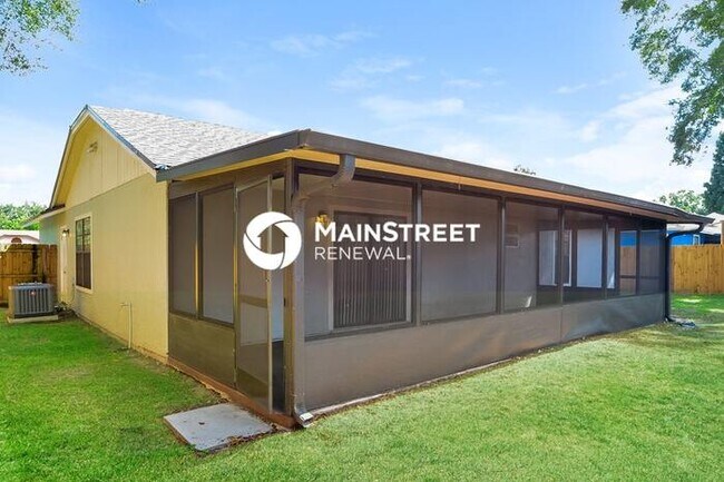 Building Photo - 3 Bedroom Pet-Friendly Home in Orlando, FL with Main Street Renewal