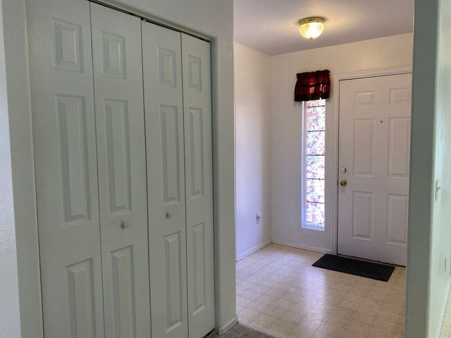 Building Photo - 2 Bed 2 Bath Townhome
