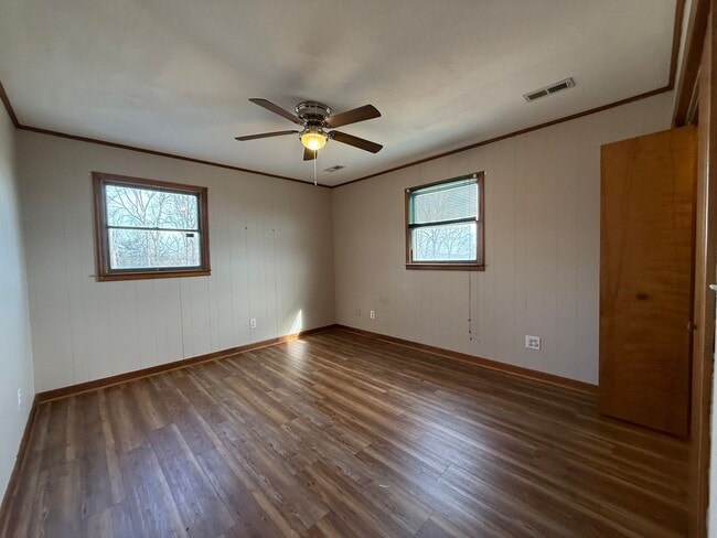 Building Photo - 5 Bedroom, 2 Bathroom Home in Greene County, TN