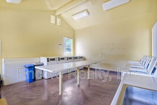 Building Photo - 8545 Villa La Jolla Dr