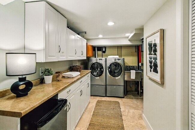 Building Photo - Capitol Hill View Home