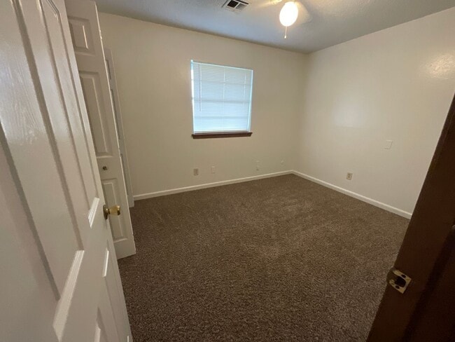 Building Photo - 3bd 2ba 2 car