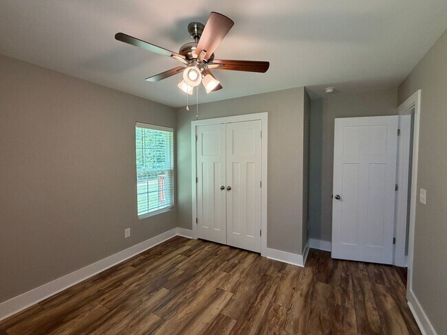 Building Photo - Home in country just minutes from town!