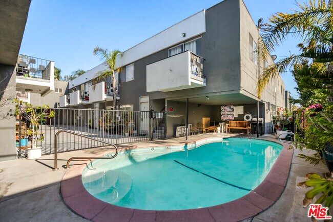 Building Photo - 917 N Curson Ave