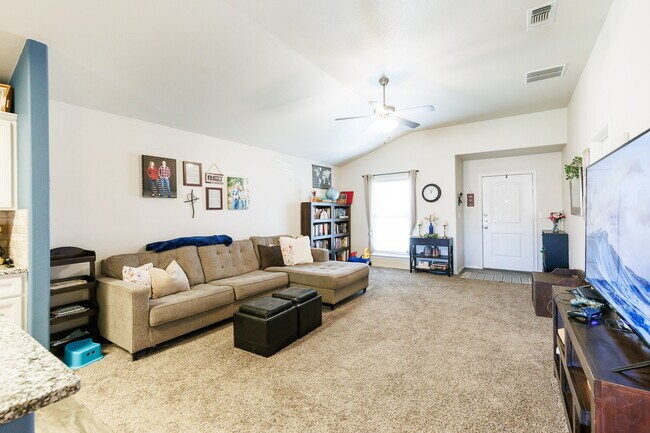 Building Photo - Wonderful 3 bed, 2 bath in Milwaukee Ridge!