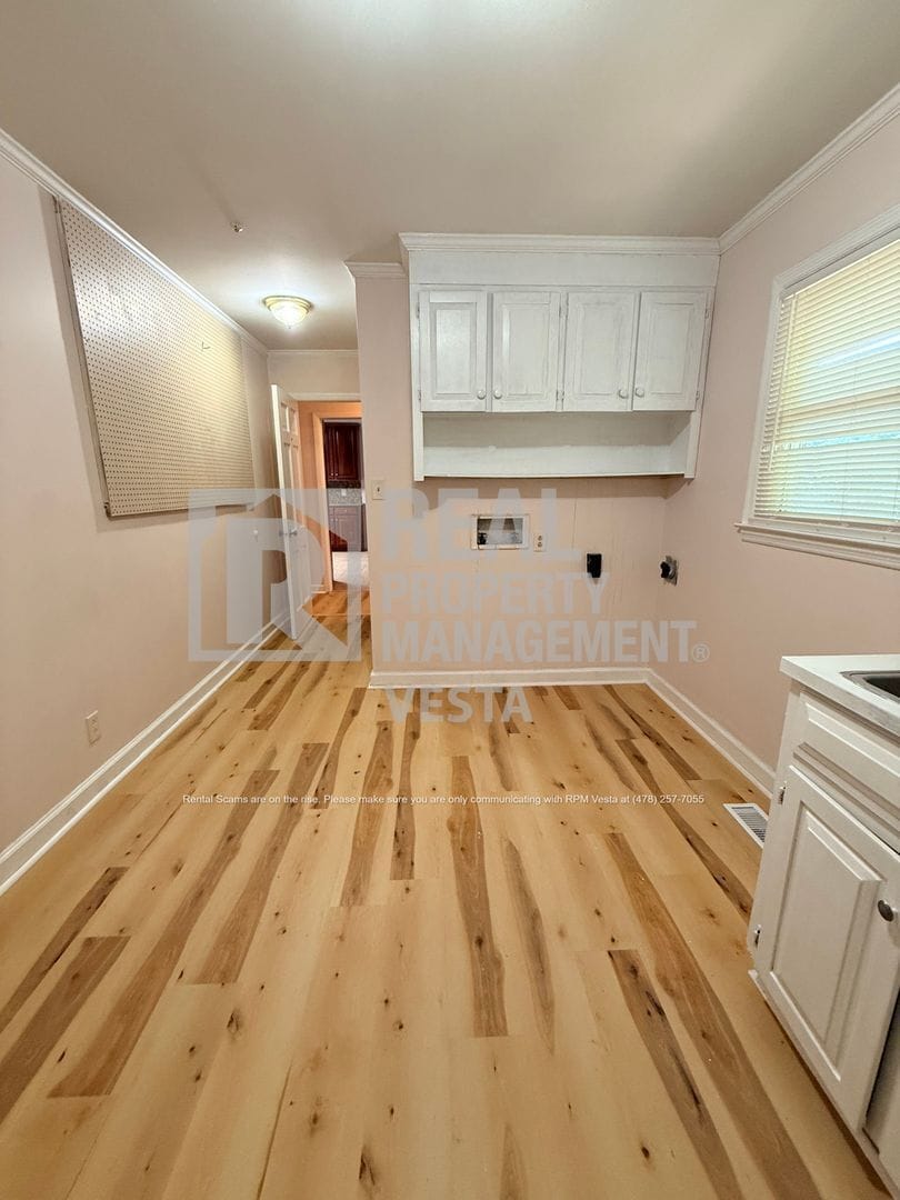 Building Photo - 5116 Pineridge Dr