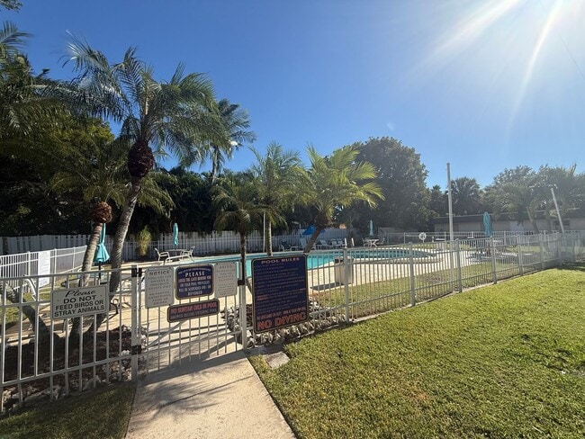 Building Photo - Freshly Remodeled - 1 Bedroom Unfurnished Condo-In Town Location-AVAILABLE NOW