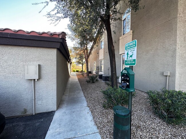 Building Photo - Fully Furnished 2 Bedroom 1 Story Condo