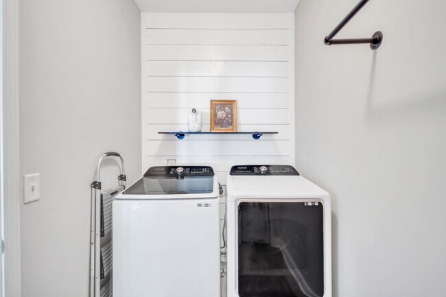 Building Photo - 725 Waterlily Ct