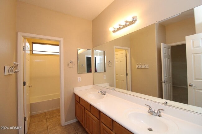 Building Photo - 3951 E Ravenswood Dr