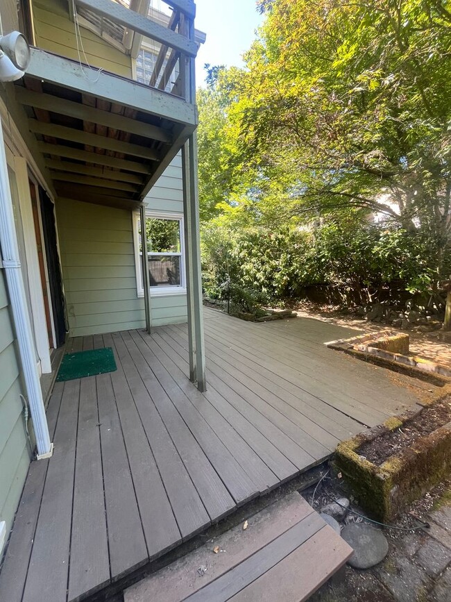 Building Photo - 3- Bedroom 2.5-Bathroom Gardening paradise...