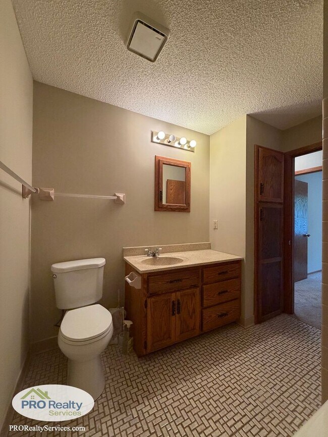 Building Photo - 5642 Royal Oaks Dr