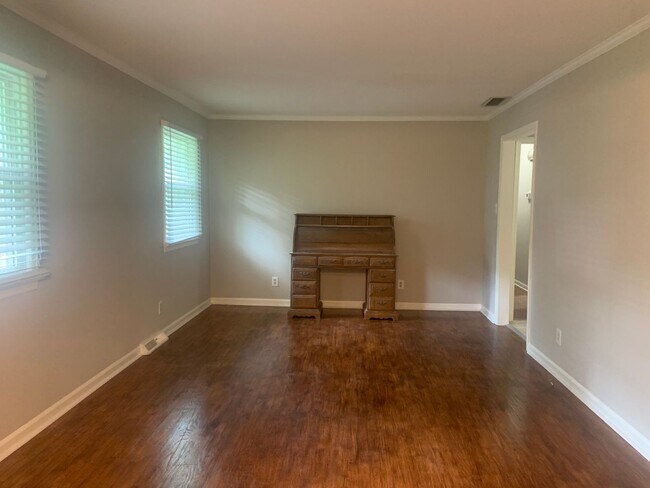 Building Photo - 3 Bedroom Located Near Four Seasons Mall
