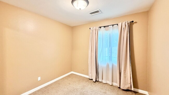 Building Photo - Nicely Updated Single-Story on quiet cul-de-sac Street just Minutes to Downtown Fallbrook!