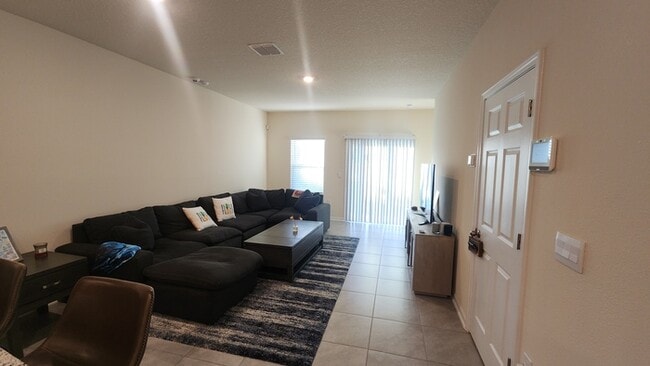 Building Photo - Beautiful Townhome in Waterford Lakes 2 Bedroom 2.5 baths and 1 Car Garage