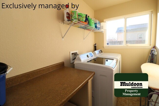 Building Photo - AVAILABLE NOW Lovely 3 Bedroom in Lorson R...