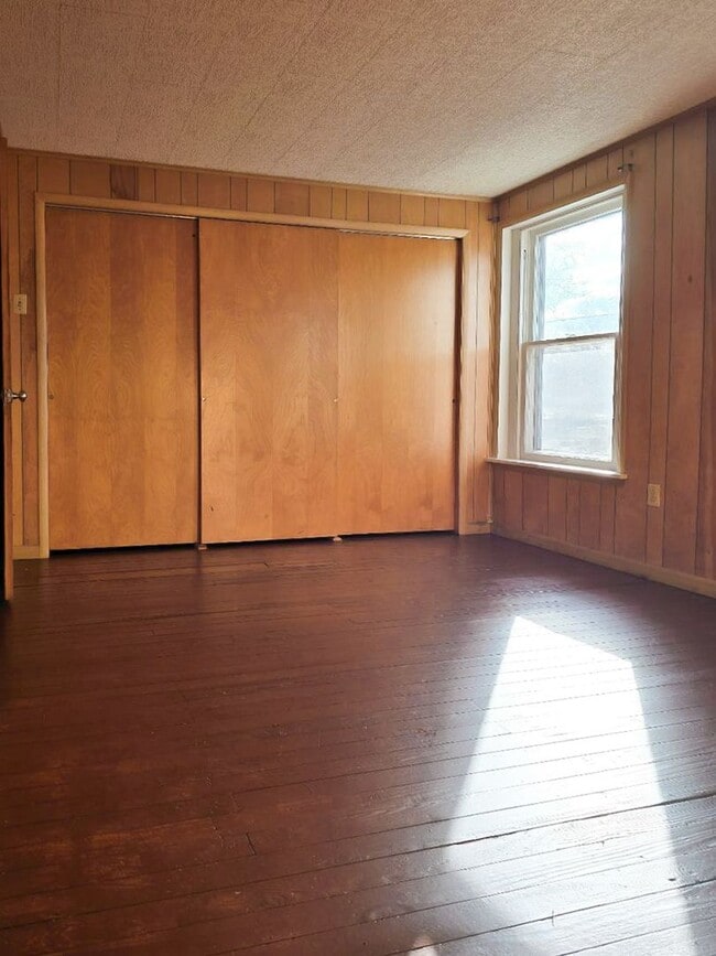 Building Photo - 3 Bedroom 1 Bath Entire House