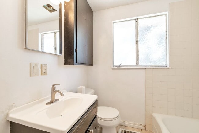 Building Photo - 3 Bed - 1 Bath Home in Sunset - Huge Yard ...