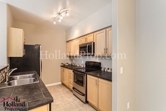 Building Photo - Great Condo W/ Garage NW Portland!!! *** 1...