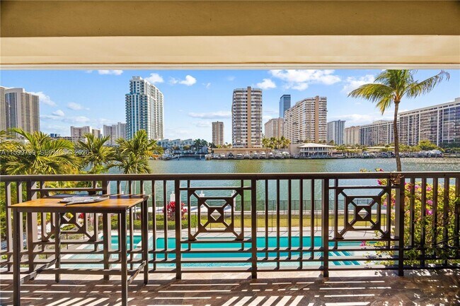 Building Photo - 513 Palm Dr