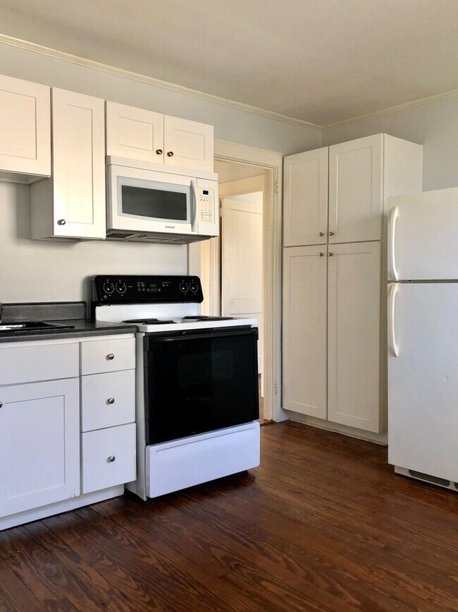 Building Photo - Adorable Bungalow with 2BR/1BA in Greer - desirable neighborhood in Greenville County - close to ...