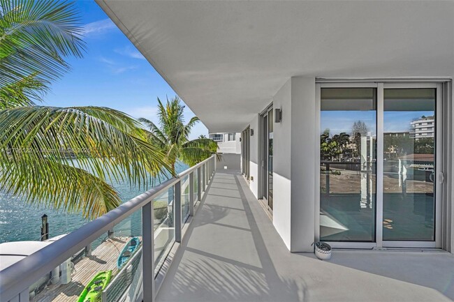 Building Photo - 9901 E Bay Harbor Dr