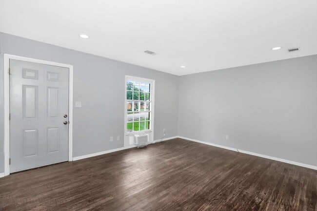 Building Photo - Newly renovated 3 bed/2 bath brick home