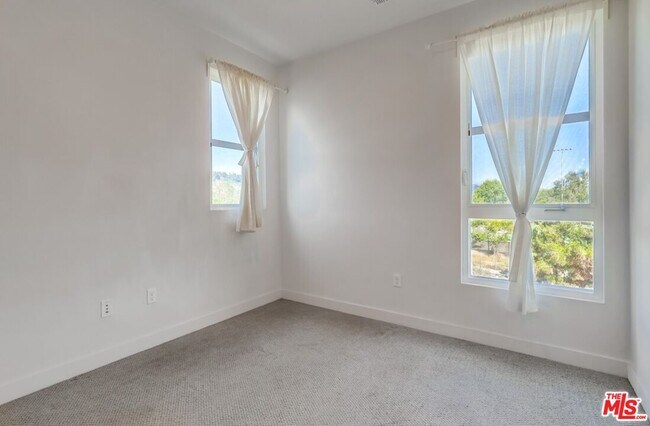 Building Photo - 2700 E Chaucer St