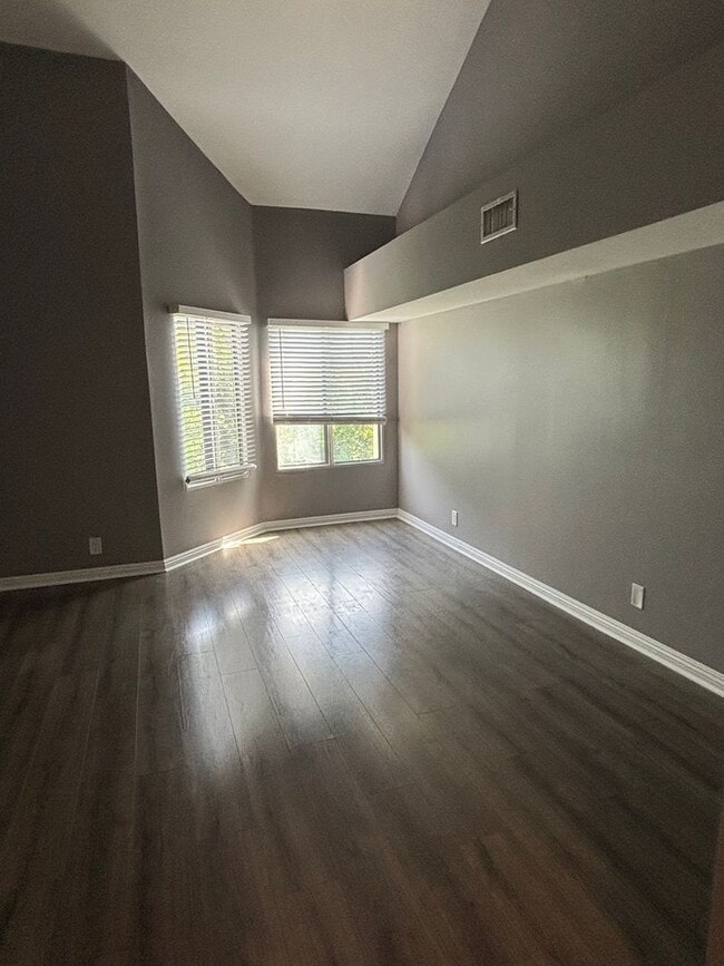 Building Photo - Two Masters Plus Loft Updated Condo in Long Beach