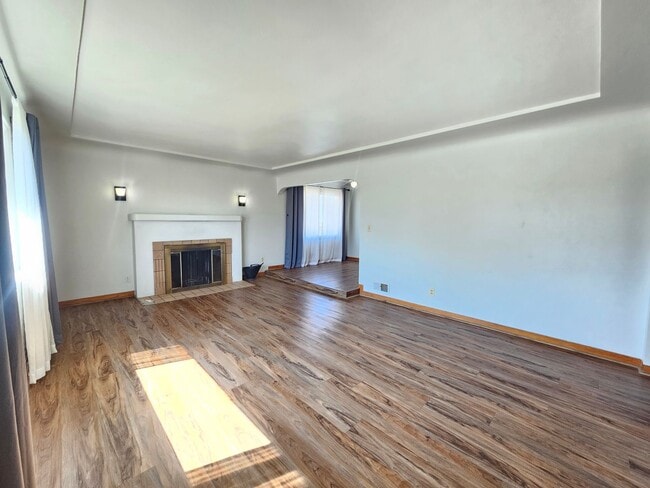 Building Photo - $2,000 - 3 Bed / 2 Bath Charming Rancher H...