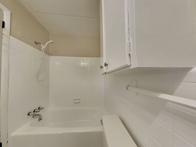 Building Photo - 2525 Merry Oaks Dr