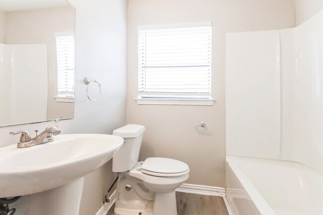 Building Photo - 3 BR/2BA | Updated Single Family Home |  Large backyard