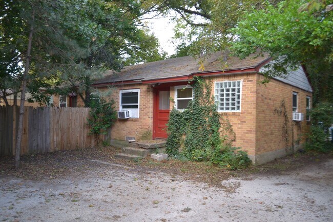 Building Photo - 904 Denton St