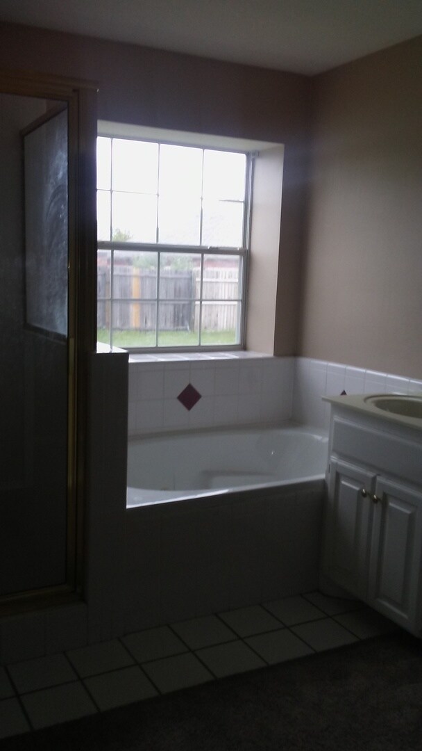 Building Photo - Very nice 3 bedroom home with an office in...