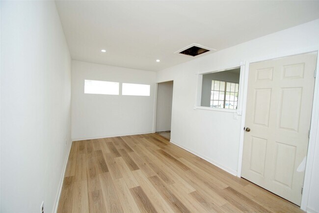 Building Photo - 2135 Bunzel St