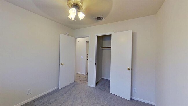 Building Photo - 903 Lantana Dr