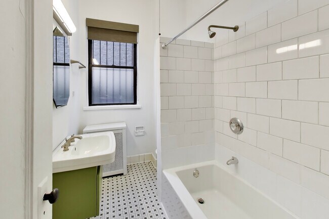 Building Photo - 431 W Oakdale Ave