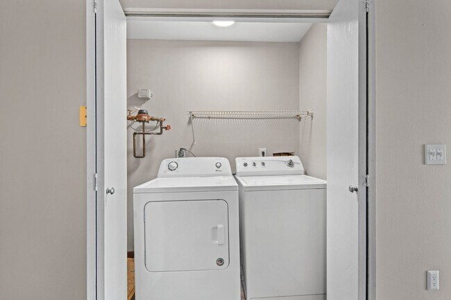 Building Photo - 2 Bedroom 2 Bathroom