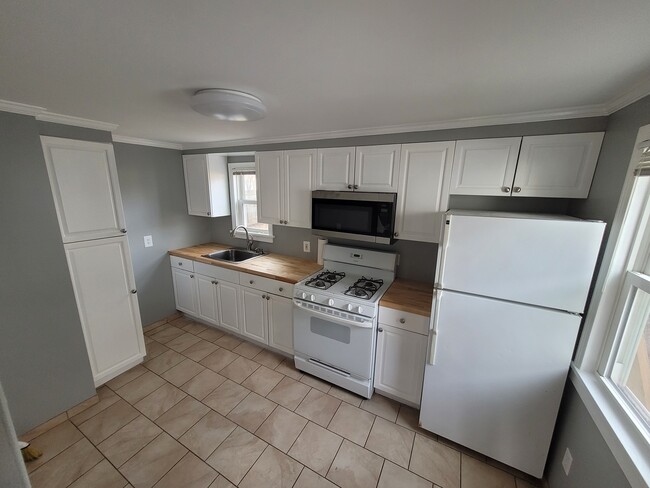 Kitchen - 121 Southview Ter