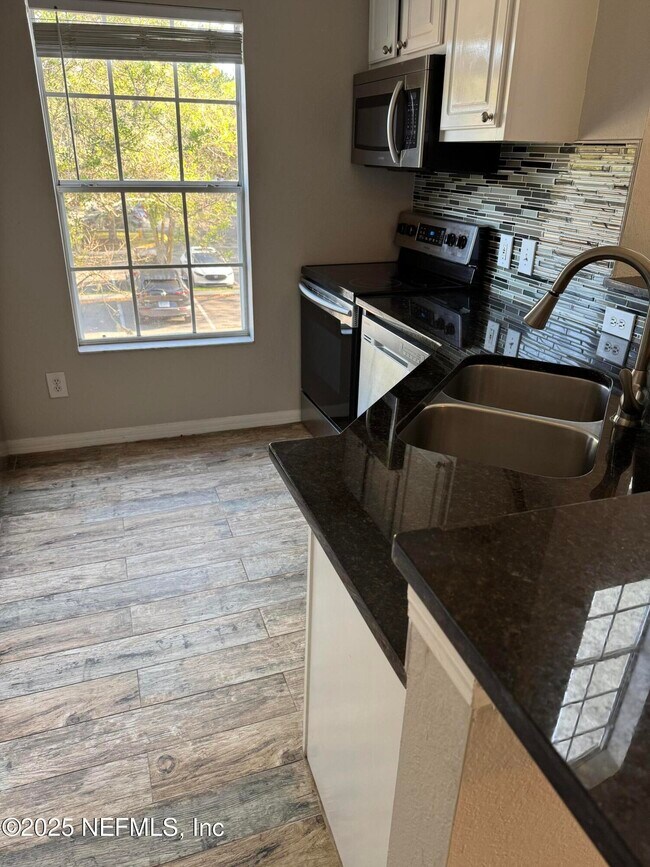 Building Photo - 13703 Richmond Park Dr N
