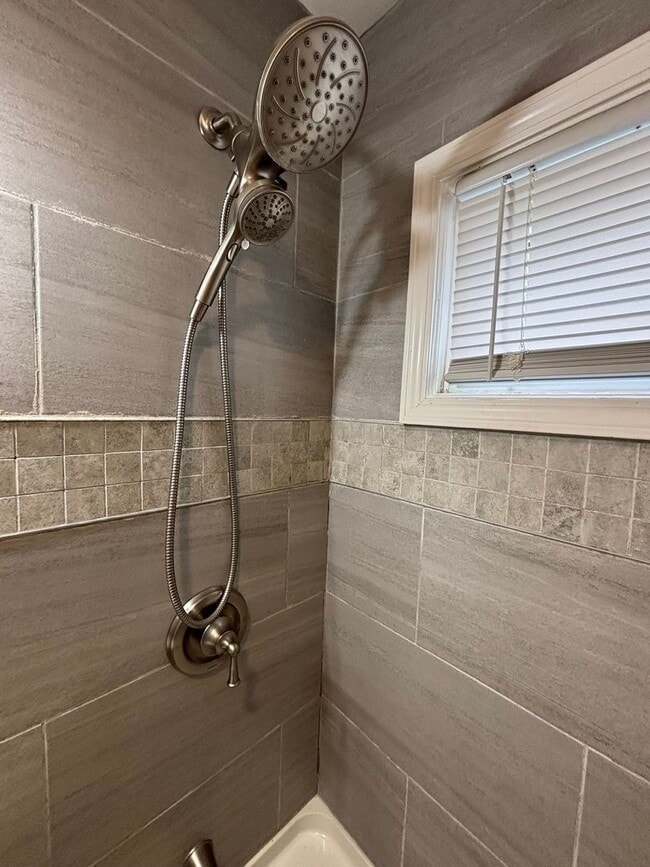 Building Photo - Spacious 3-Bedroom 2 Bath Home in Gary