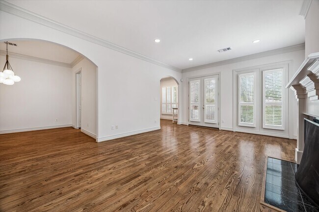 Building Photo - 1811 Devonshire Crescent