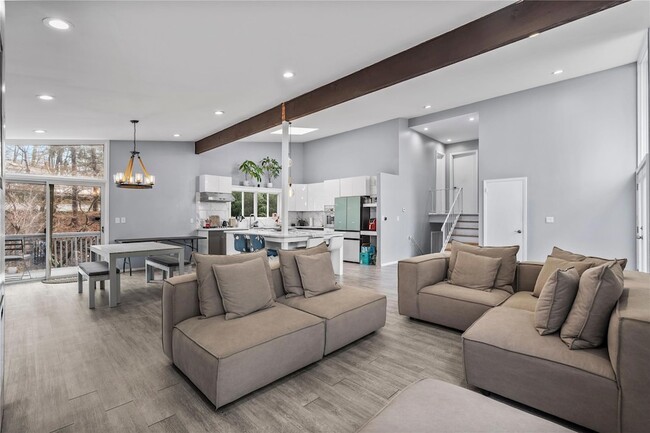 Building Photo - 22 Balmoral Cres