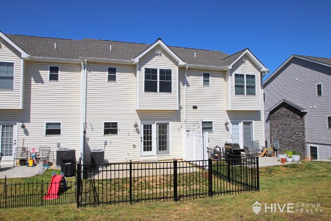 Building Photo - "Impressive 3-Bed Townhouse with Fenced in Backyard!"