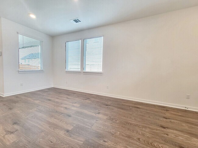 Building Photo - Spacious 4/BR 2.5/BA Retreat with Fenced Y...