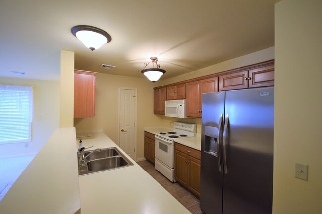 Building Photo - End-Unit Townhome in Homecoming Ridge with...